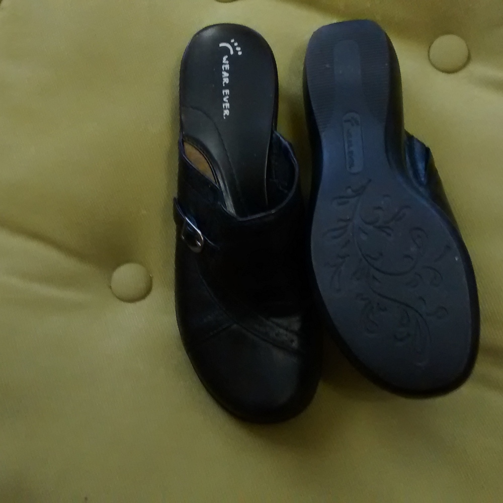 BLACK SLIP ON CLOGS - Picture 3 of 4